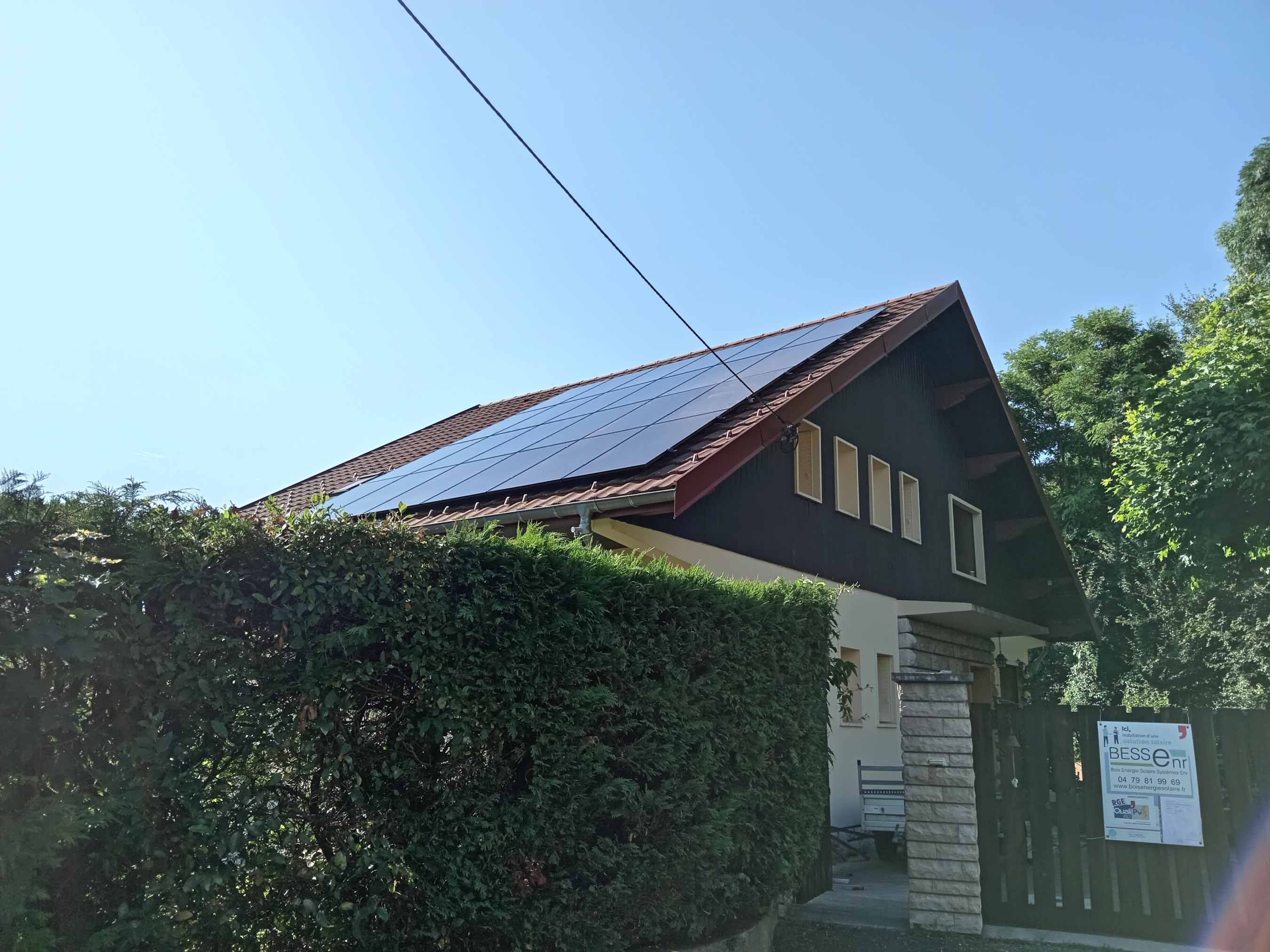 Installation de panneaux solaires sur maison à Yenne en Savoie par BES Systèmes ENR